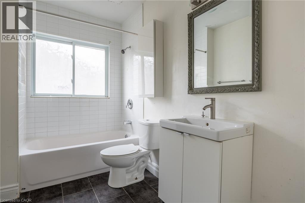 11 Proctor Boulevard Unit# 3, Hamilton, ON - Indoor Photo Showing Bathroom