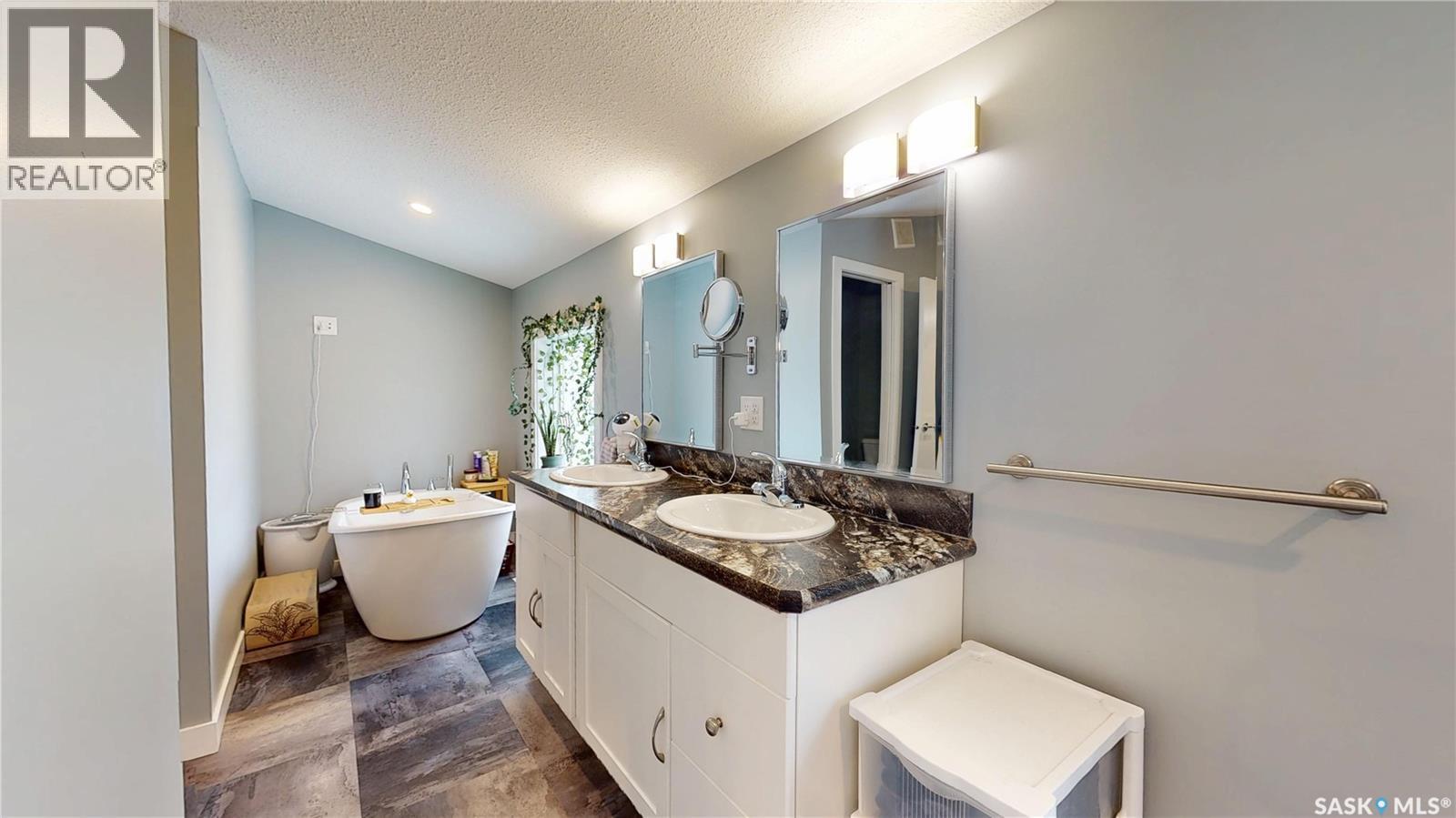 60 Charles Crescent, Regina, SK - Indoor Photo Showing Bathroom