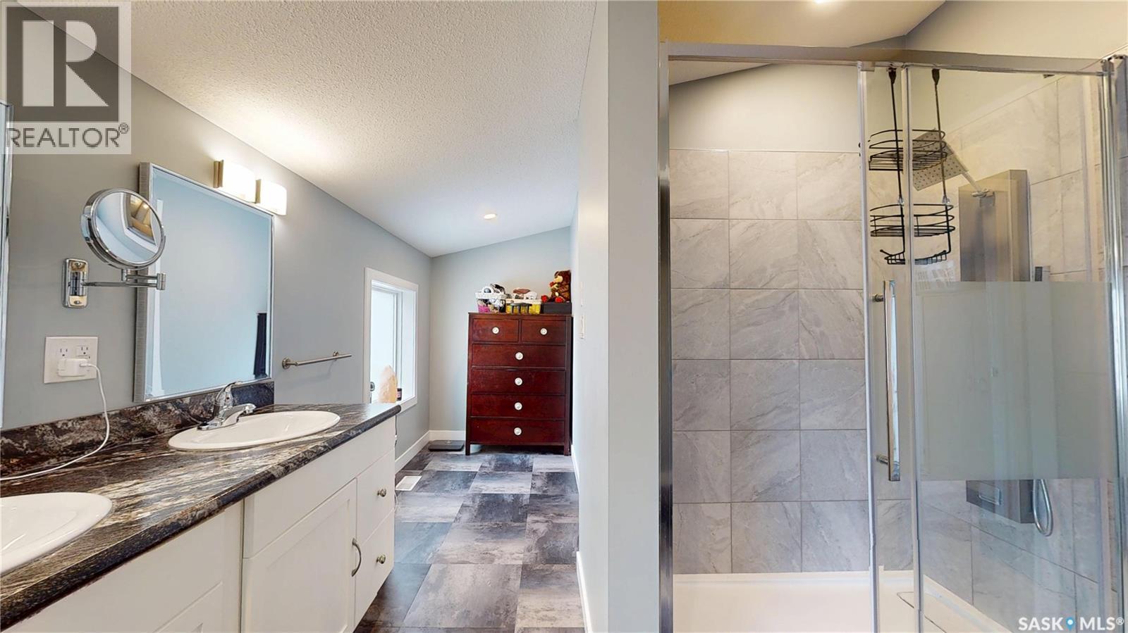 60 Charles Crescent, Regina, SK - Indoor Photo Showing Bathroom