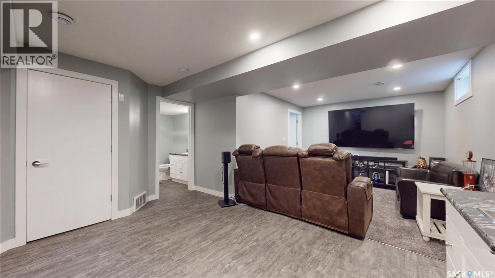 60 Charles Crescent, Regina, SK - Indoor