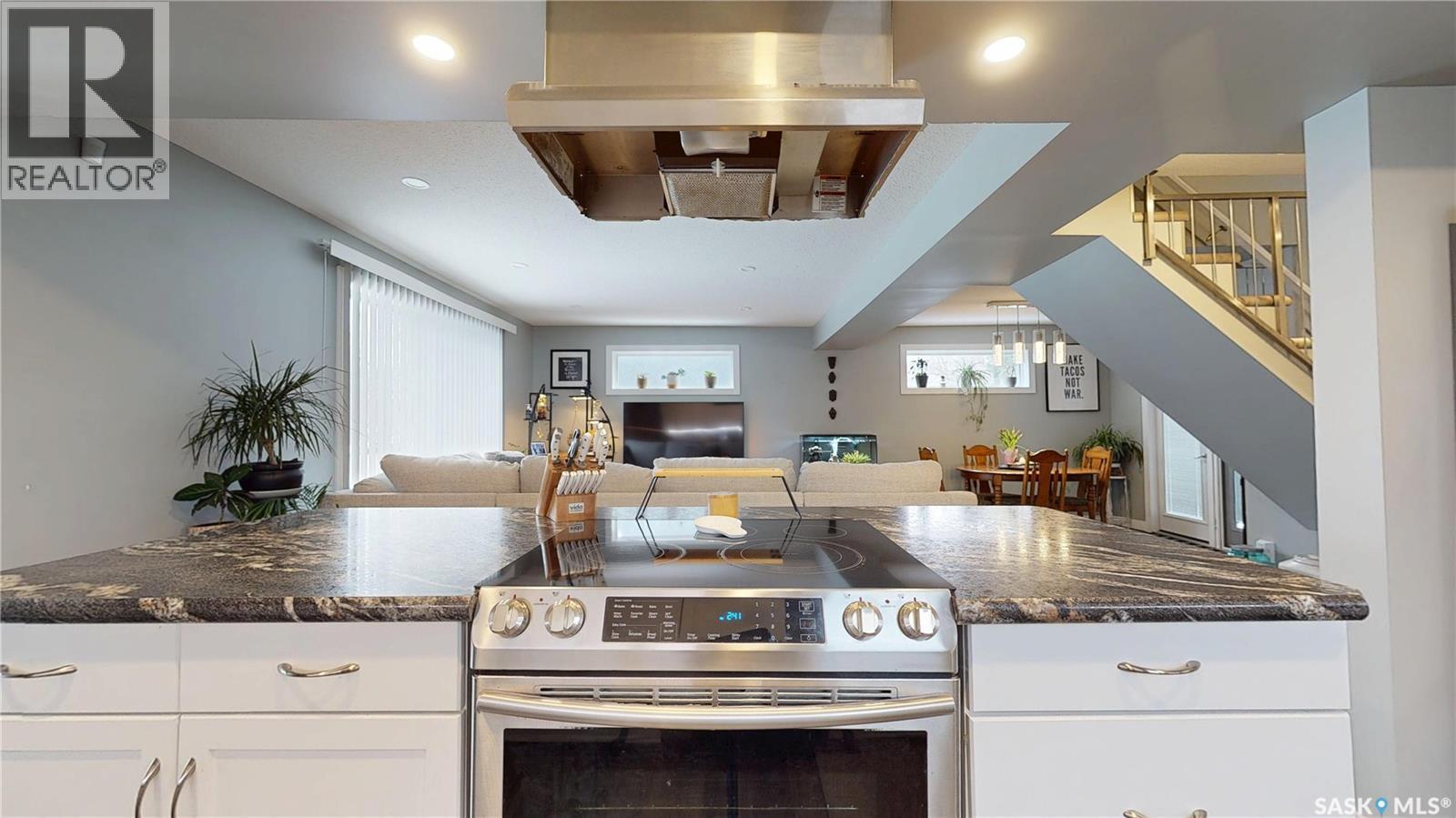 60 Charles Crescent, Regina, SK - Indoor Photo Showing Kitchen