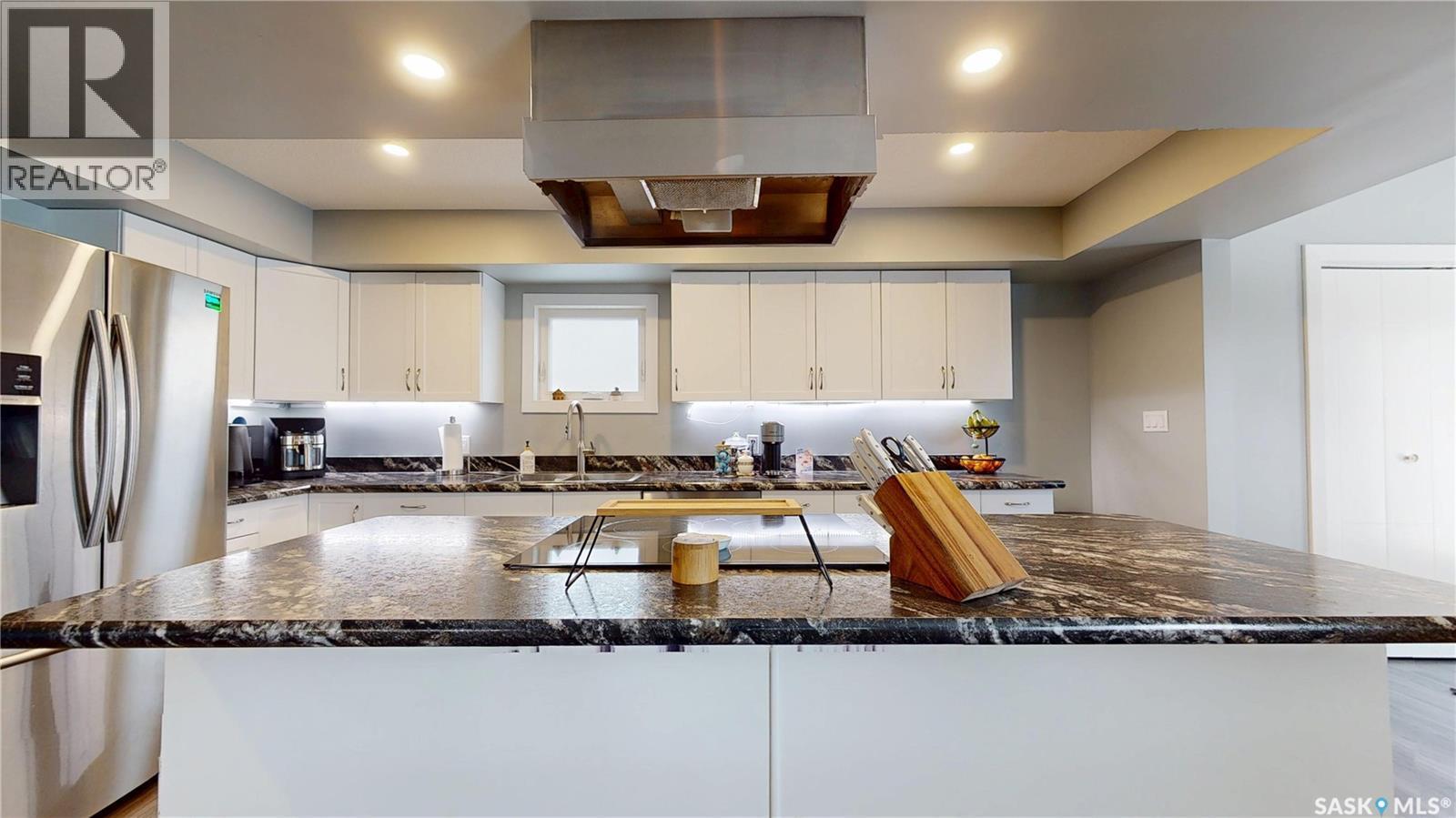 60 Charles Crescent, Regina, SK - Indoor Photo Showing Kitchen With Upgraded Kitchen