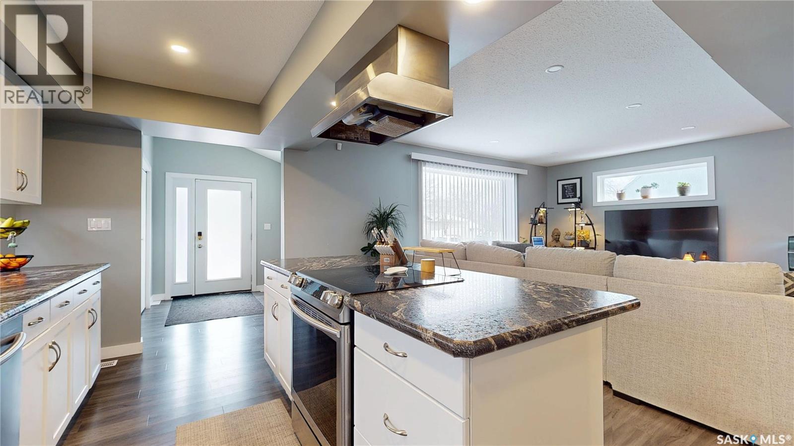 60 Charles Crescent, Regina, SK - Indoor Photo Showing Kitchen With Upgraded Kitchen