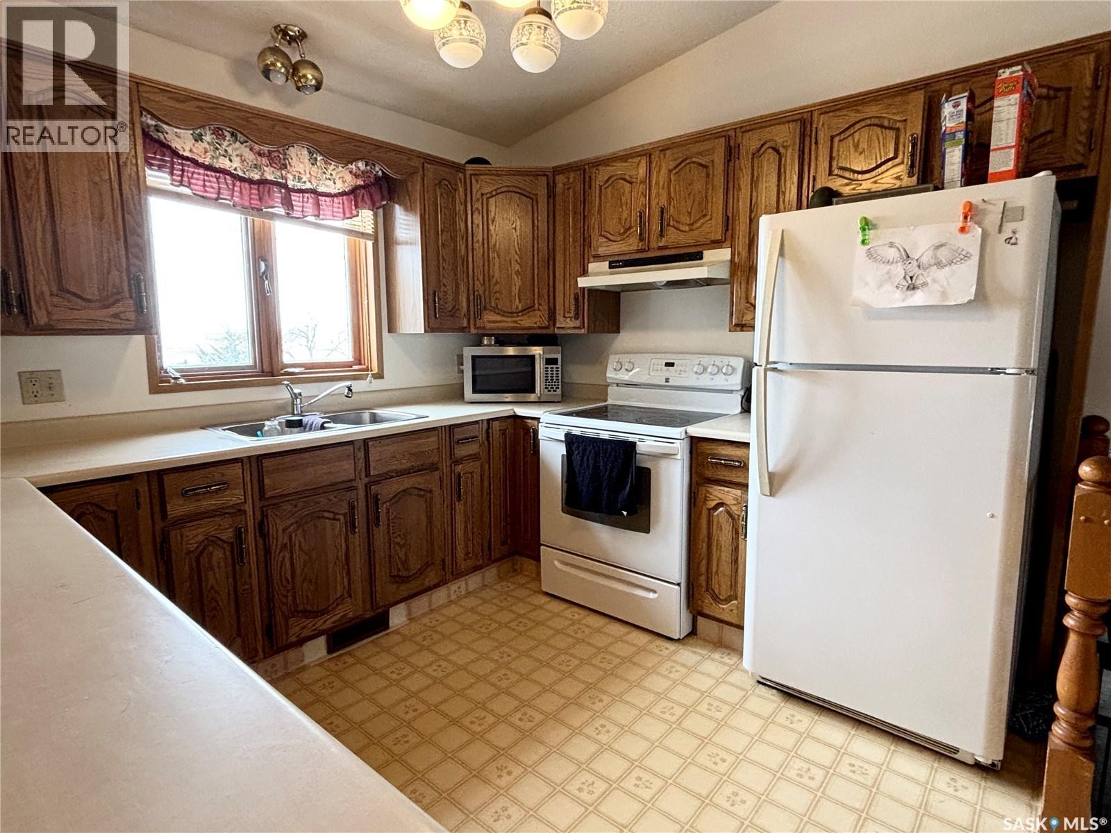 52 Harrigan Crescent, Maple Creek, SK - Indoor Photo Showing Kitchen With Double Sink