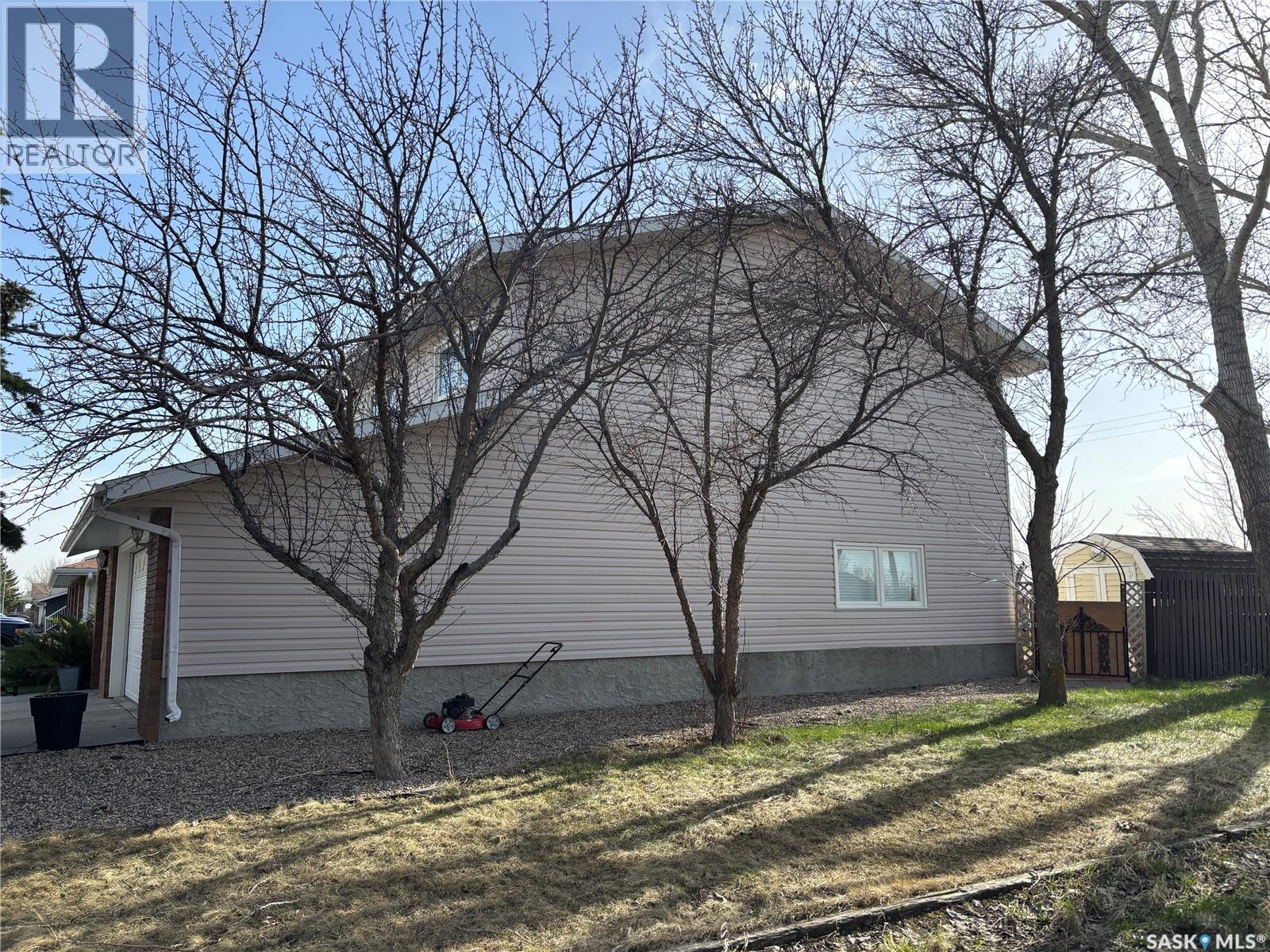 52 Harrigan Crescent, Maple Creek, SK - Outdoor