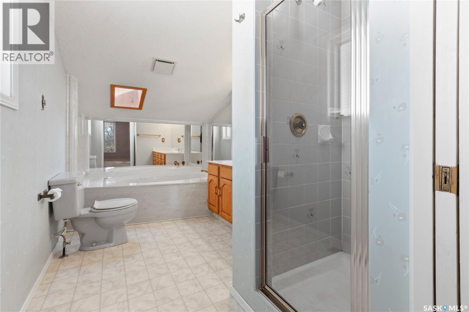 215 Mallin Crescent, Saskatoon, SK - Indoor Photo Showing Bathroom