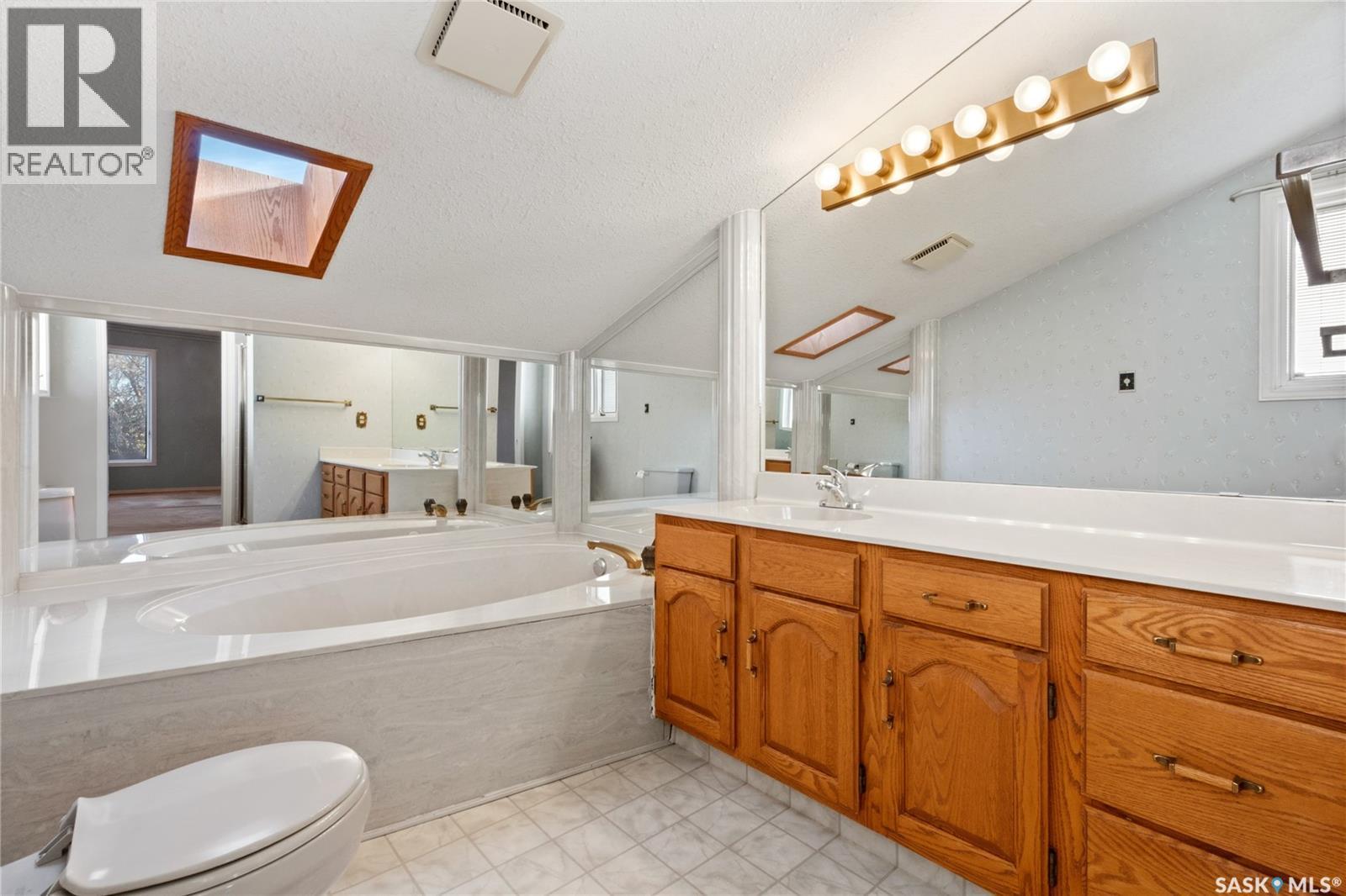 215 Mallin Crescent, Saskatoon, SK - Indoor Photo Showing Bathroom