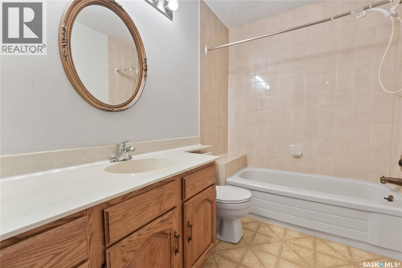 215 Mallin Crescent, Saskatoon, SK - Indoor Photo Showing Bathroom