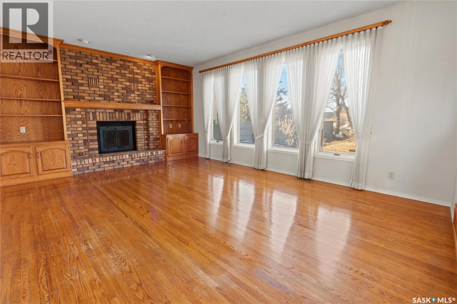 215 Mallin Crescent, Saskatoon, SK - Indoor Photo Showing Living Room With Fireplace