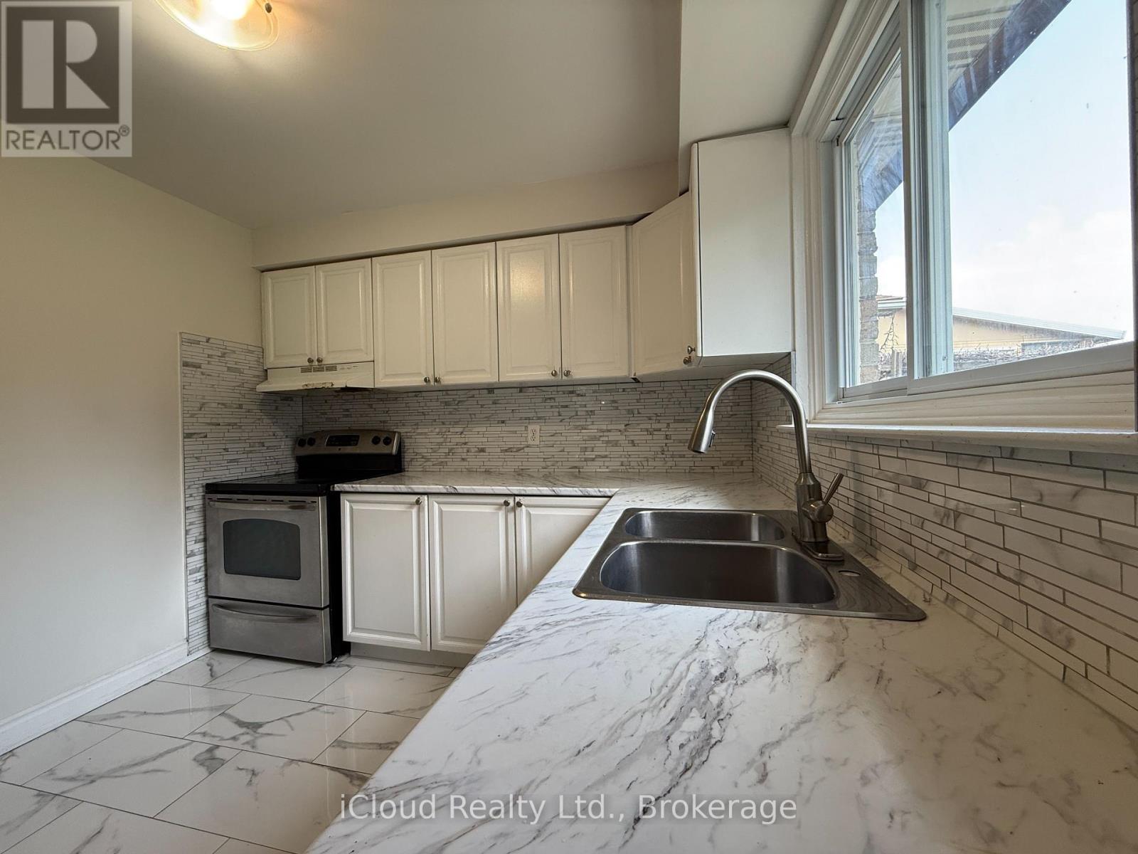 3880 Teeswater Road, Mississauga, ON - Indoor Photo Showing Kitchen With Double Sink