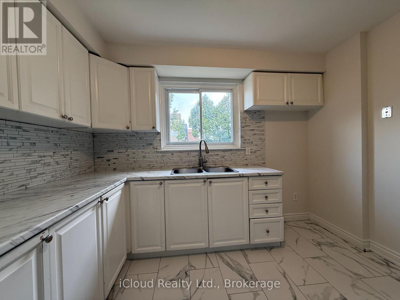 3880 Teeswater Road, Mississauga, ON - Indoor Photo Showing Kitchen With Double Sink