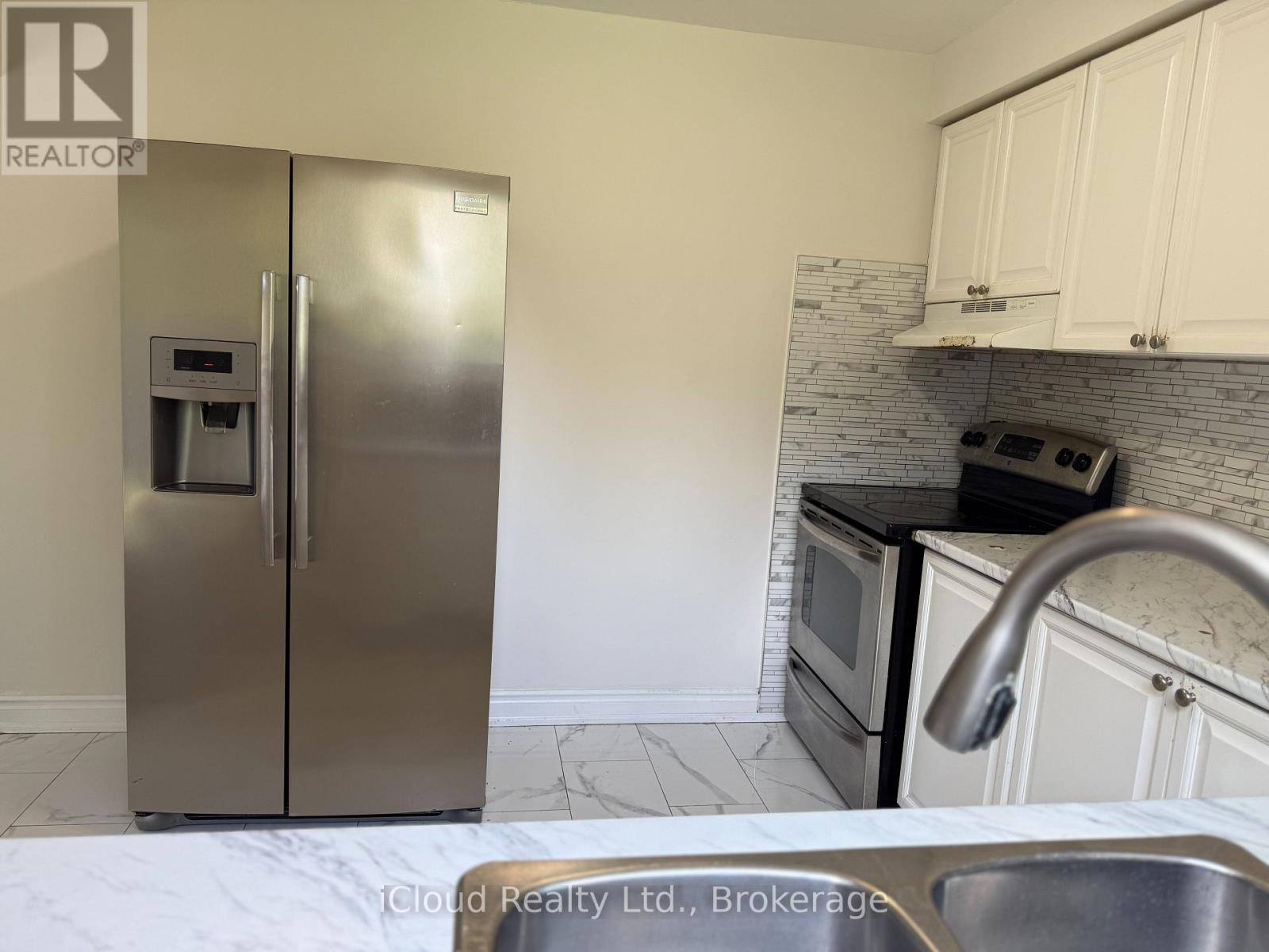 3880 Teeswater Road, Mississauga, ON - Indoor Photo Showing Kitchen With Double Sink