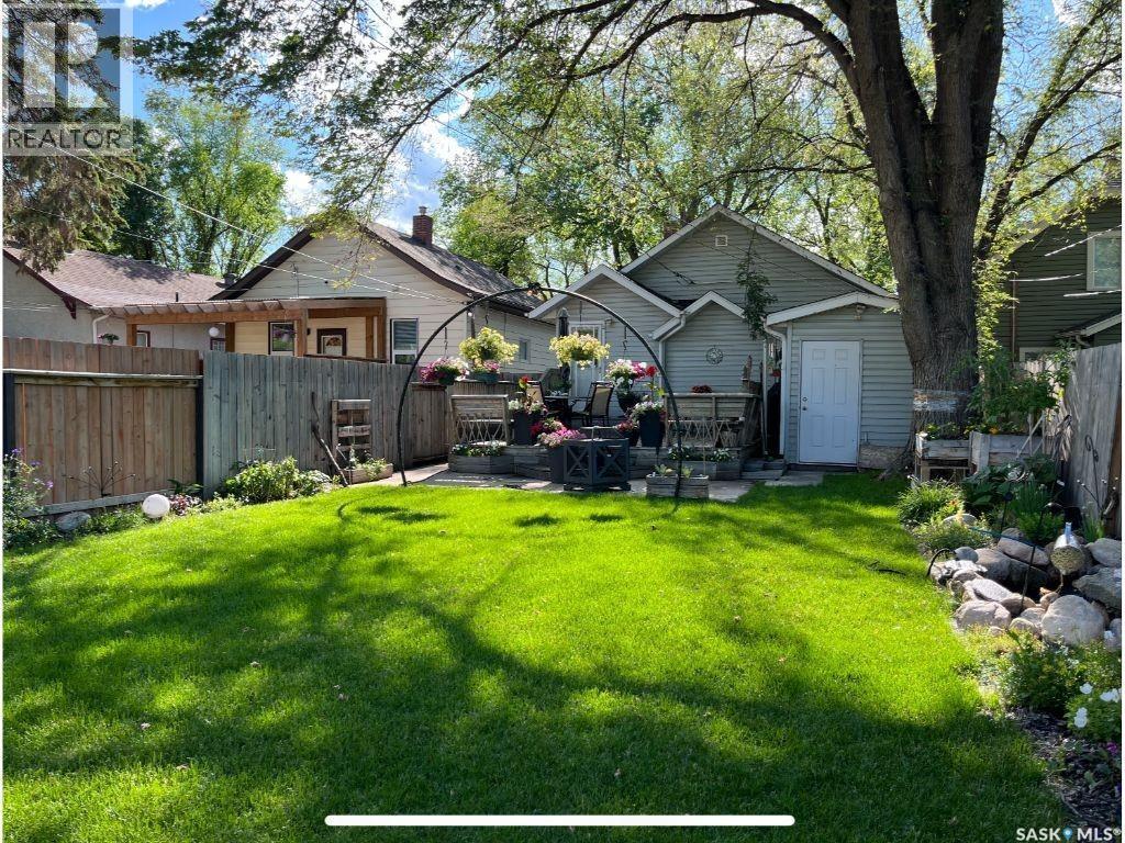1306 C Avenue N, Saskatoon, SK - Outdoor