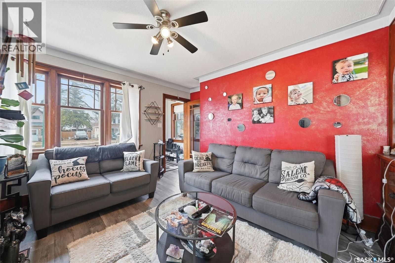 1306 C Avenue N, Saskatoon, SK - Indoor Photo Showing Living Room
