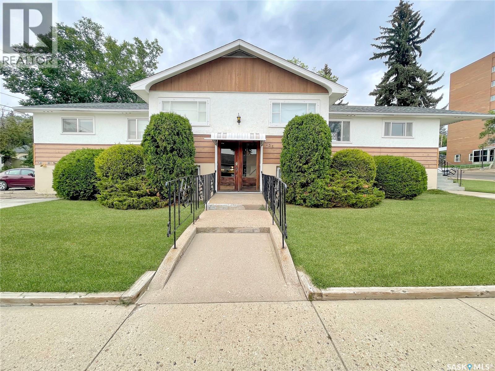 235 Sidney Street E, Swift Current, SK - Outdoor