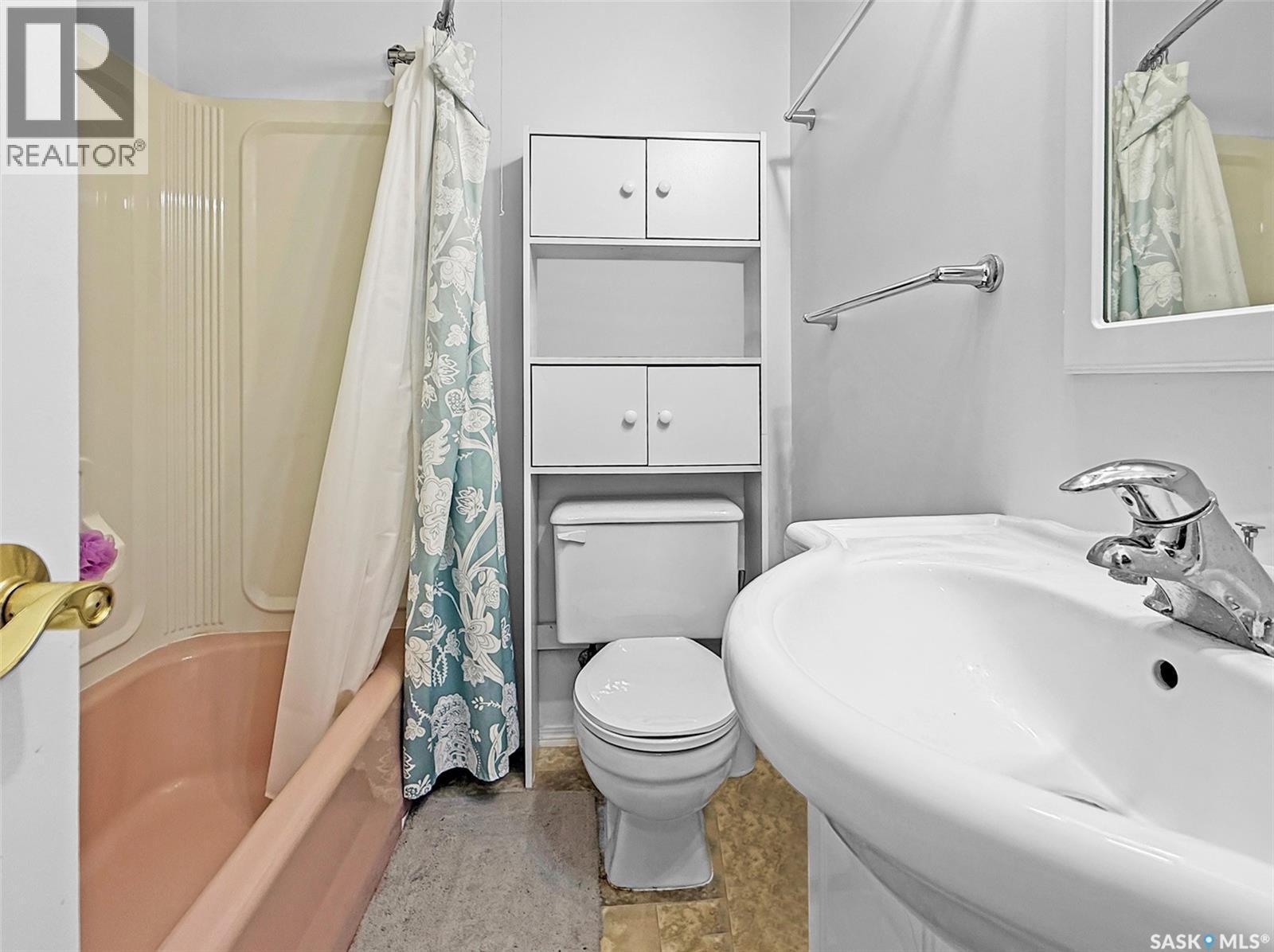 235 Sidney Street E, Swift Current, SK - Indoor Photo Showing Bathroom