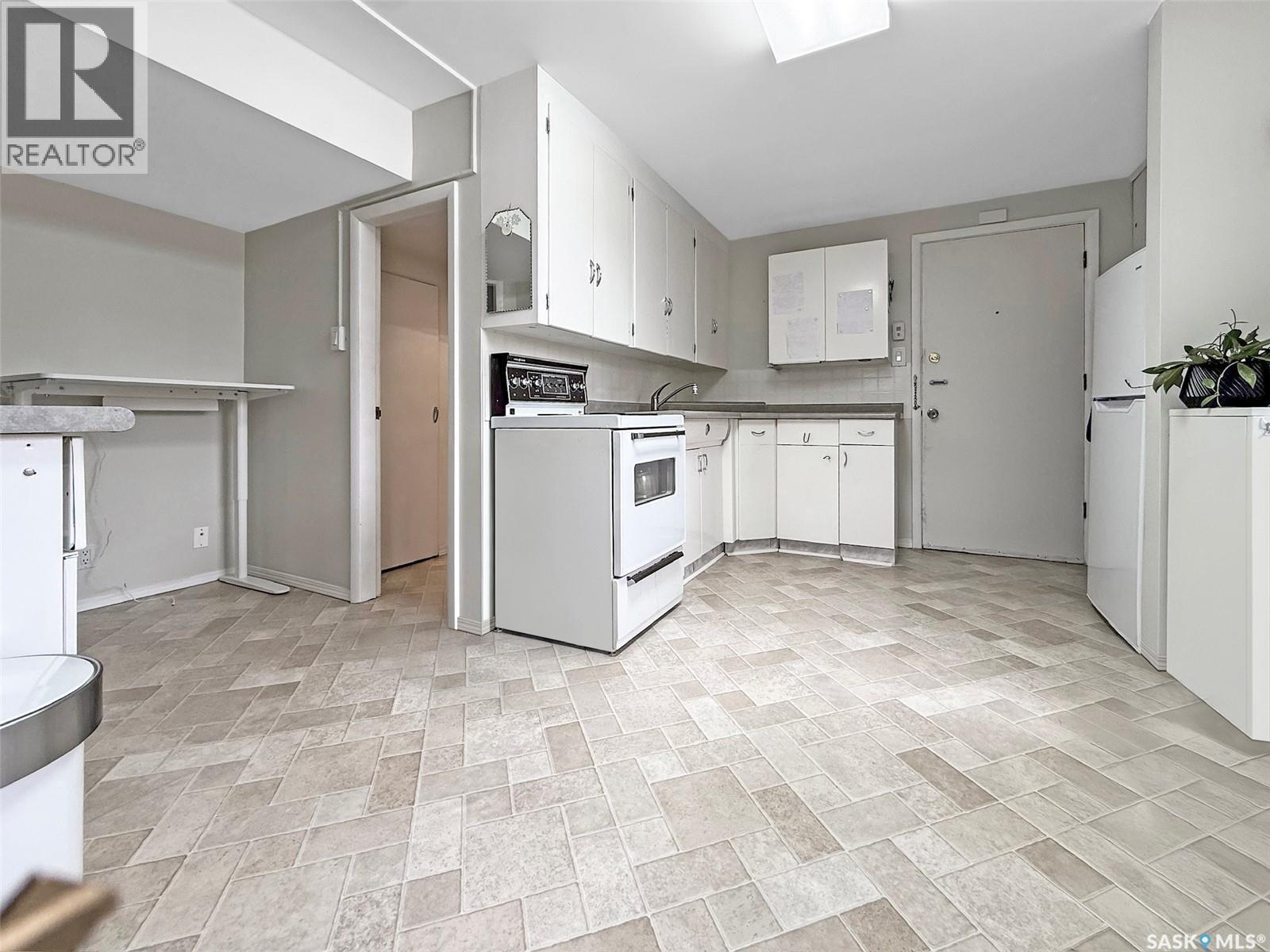 235 Sidney Street E, Swift Current, SK - Indoor Photo Showing Kitchen