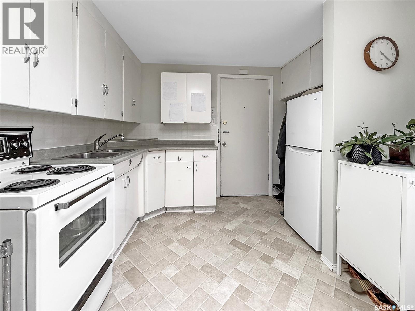 235 Sidney Street E, Swift Current, SK - Indoor Photo Showing Kitchen