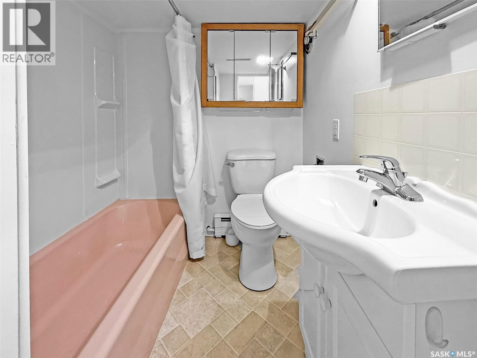 235 Sidney Street E, Swift Current, SK - Indoor Photo Showing Bathroom