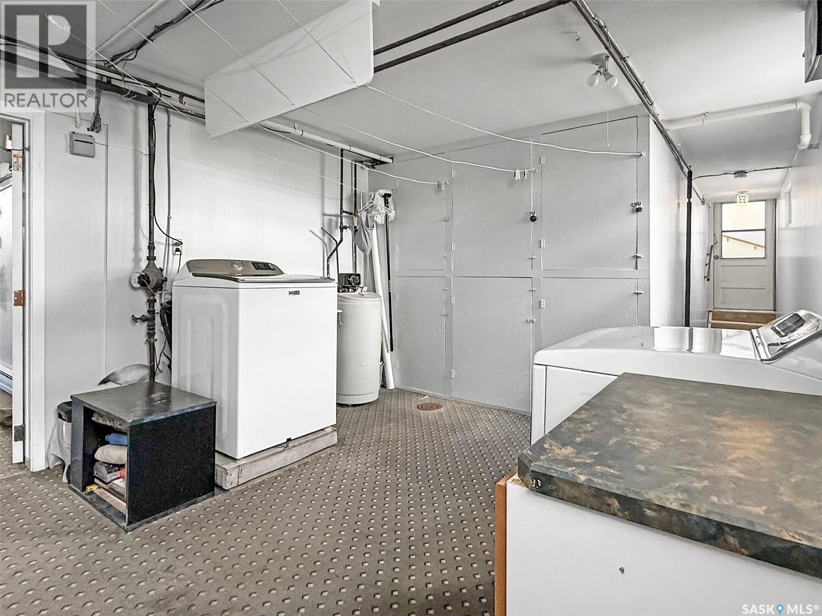 235 Sidney Street E, Swift Current, SK - Indoor Photo Showing Laundry Room