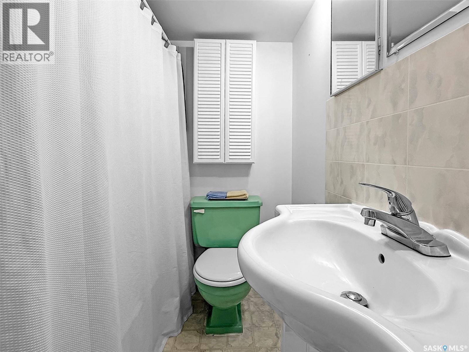 235 Sidney Street E, Swift Current, SK - Indoor Photo Showing Bathroom