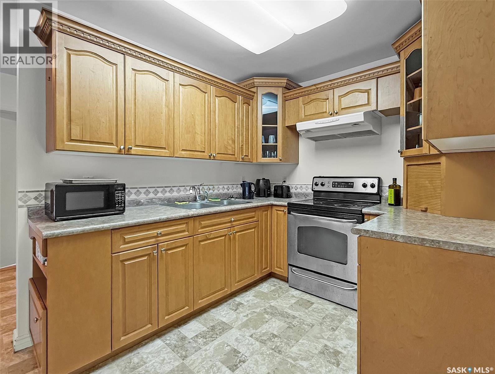235 Sidney Street E, Swift Current, SK - Indoor Photo Showing Kitchen With Double Sink