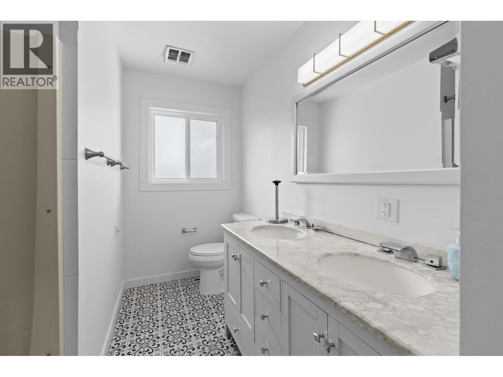 2618 Thacker Drive, West Kelowna, BC - Indoor Photo Showing Bathroom