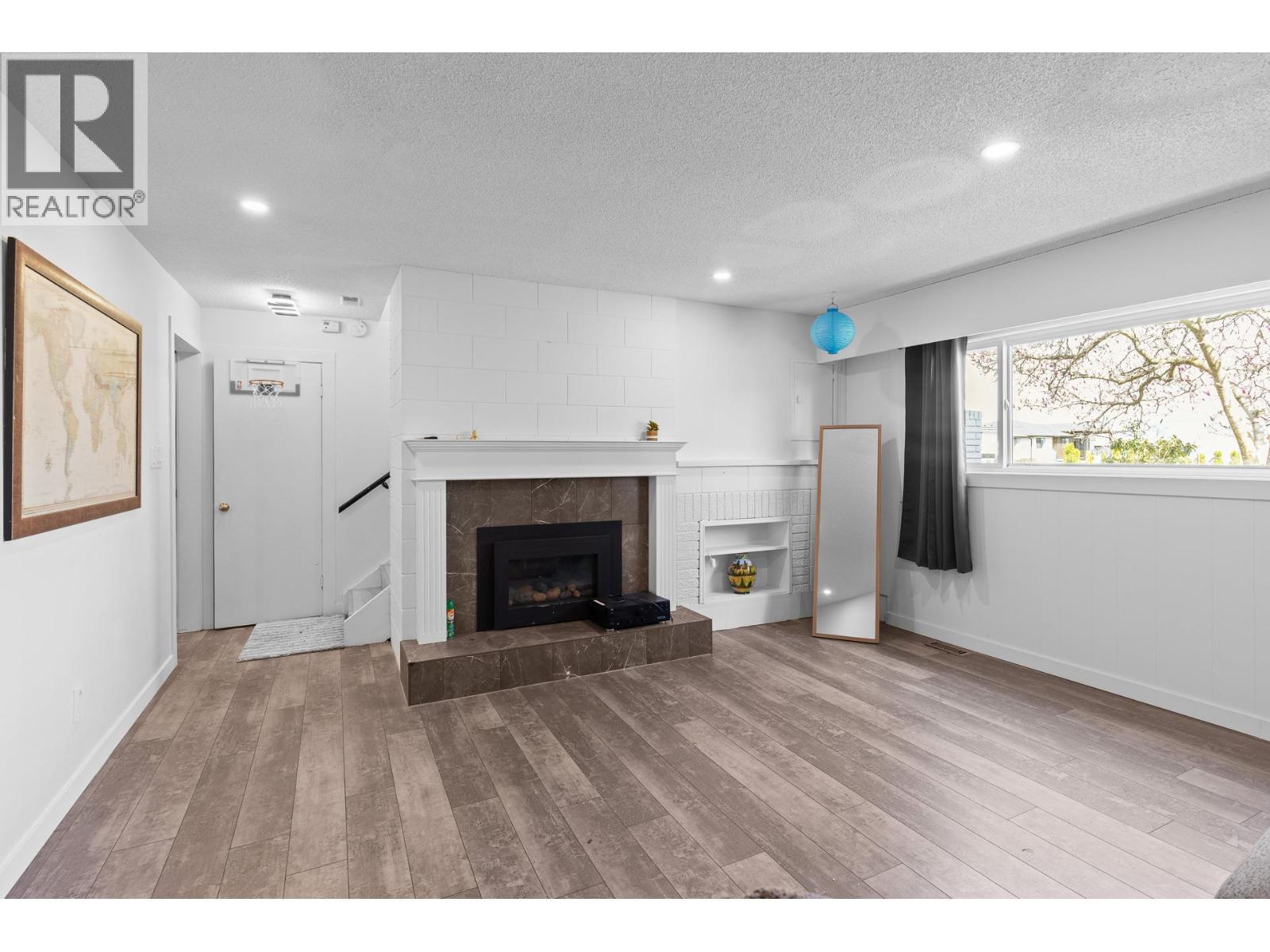 2618 Thacker Drive, West Kelowna, BC - Indoor Photo Showing Living Room With Fireplace