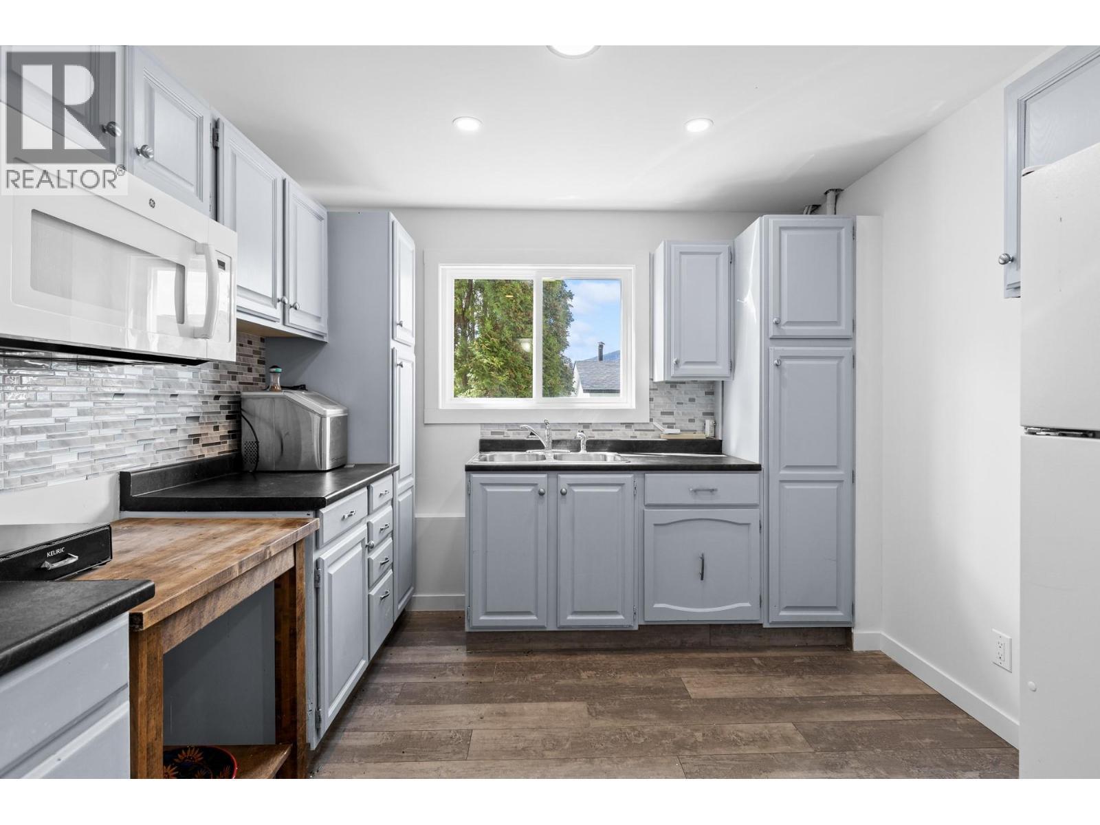 2618 Thacker Drive, West Kelowna, BC - Indoor Photo Showing Kitchen
