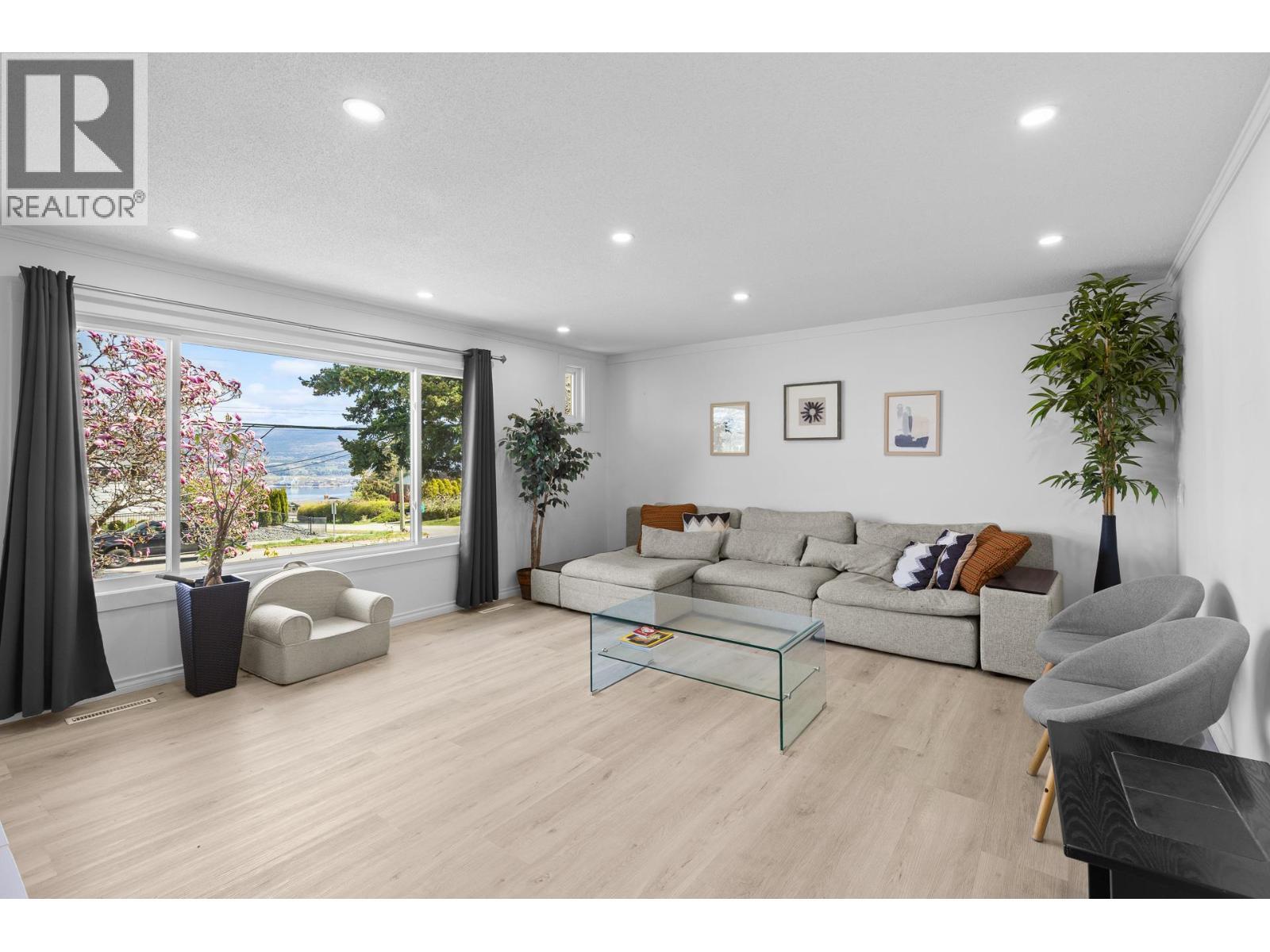 2618 Thacker Drive, West Kelowna, BC - Indoor Photo Showing Living Room