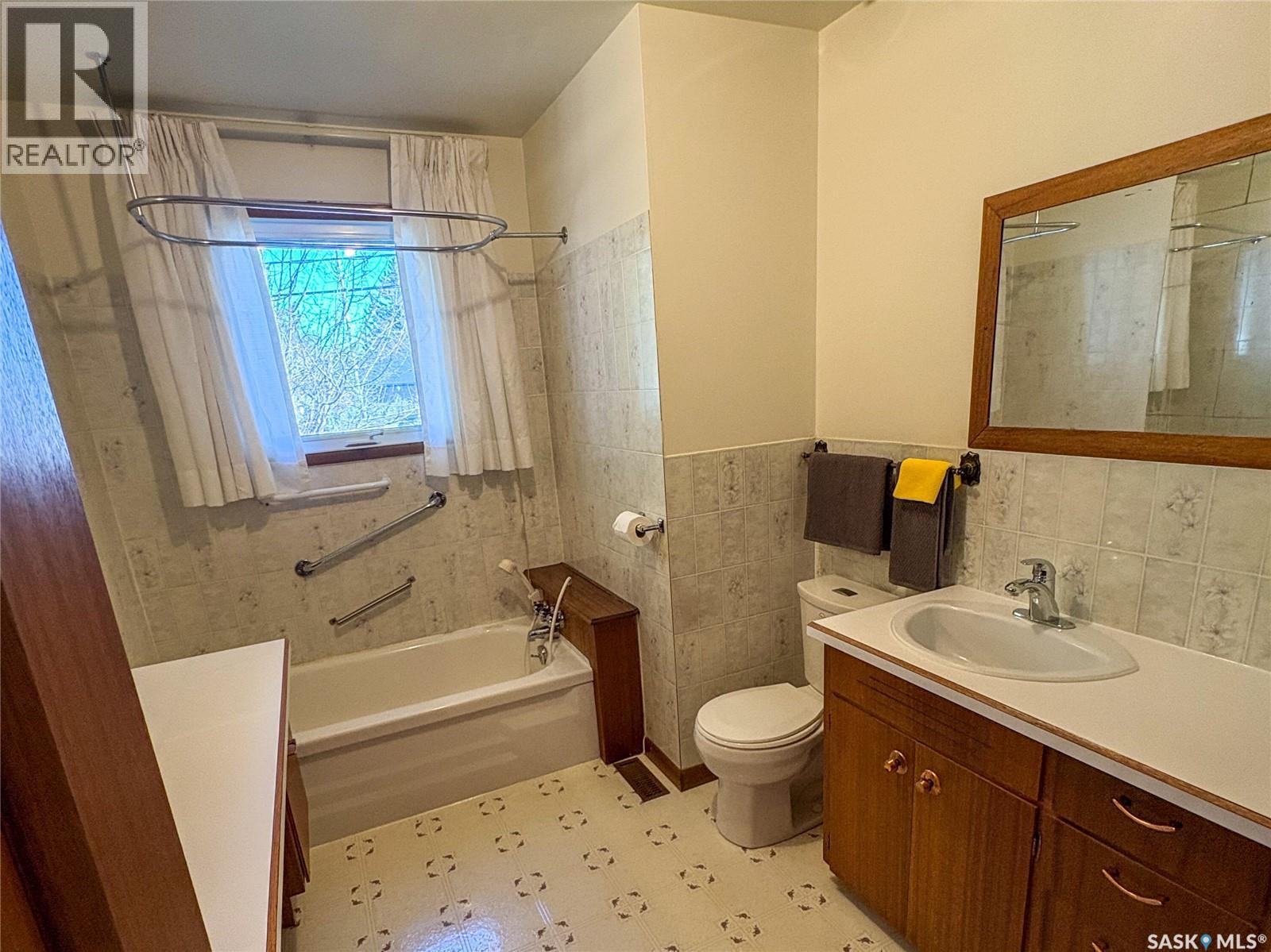 402 Fourth Street, Kipling, SK - Indoor Photo Showing Bathroom