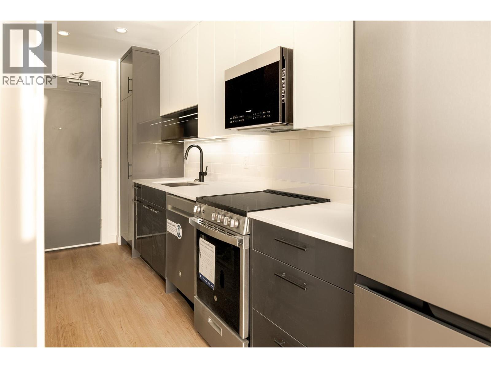 1380 Pridham Avenue Unit# 415, Kelowna, BC - Indoor Photo Showing Kitchen With Upgraded Kitchen