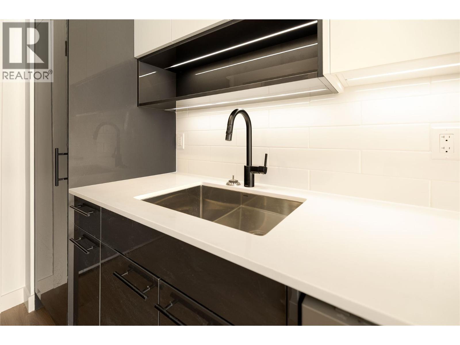 1380 Pridham Avenue Unit# 415, Kelowna, BC - Indoor Photo Showing Kitchen With Double Sink