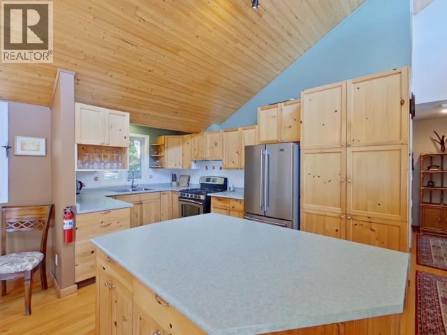 10754 Mariners Way, Powell River, BC - Indoor Photo Showing Kitchen