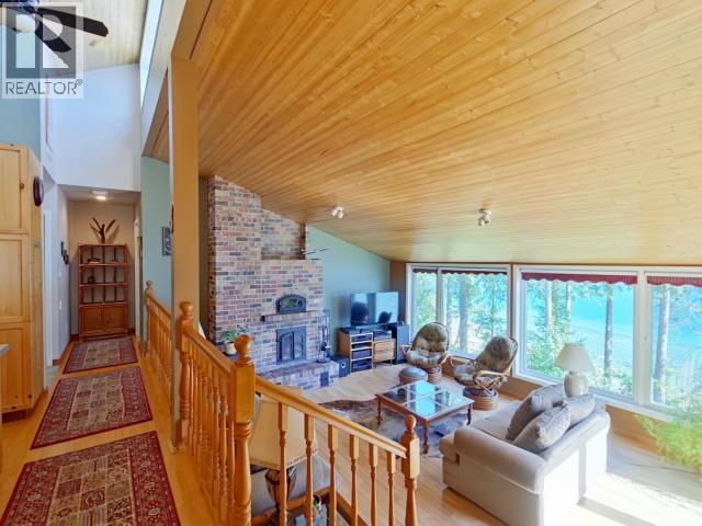 10754 Mariners Way, Powell River, BC - Indoor Photo Showing Living Room With Fireplace