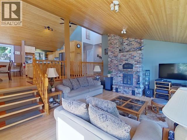 10754 Mariners Way, Powell River, BC - Indoor Photo Showing Living Room With Fireplace