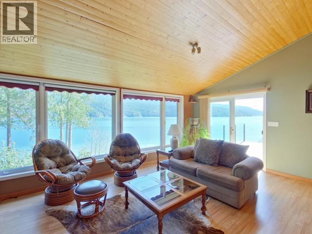 10754 Mariners Way, Powell River, BC - Indoor Photo Showing Living Room