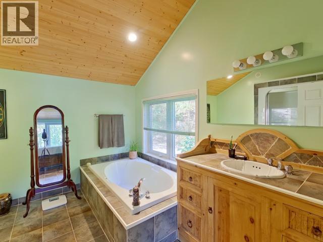 10754 Mariners Way, Powell River, BC - Indoor Photo Showing Bathroom