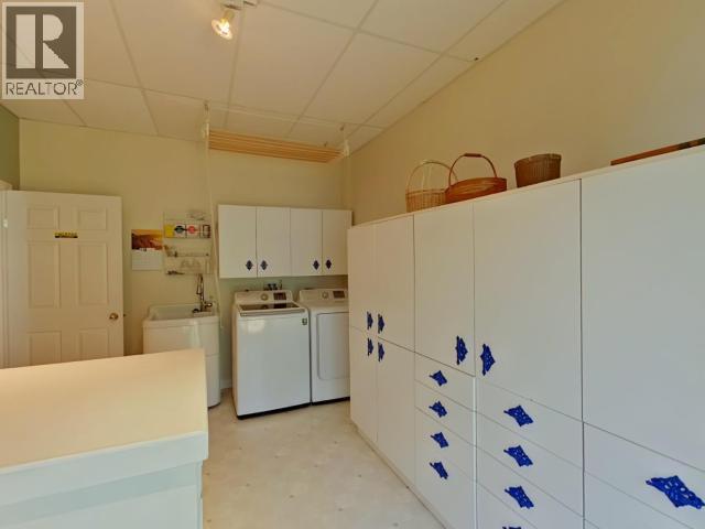 10754 Mariners Way, Powell River, BC - Indoor Photo Showing Laundry Room