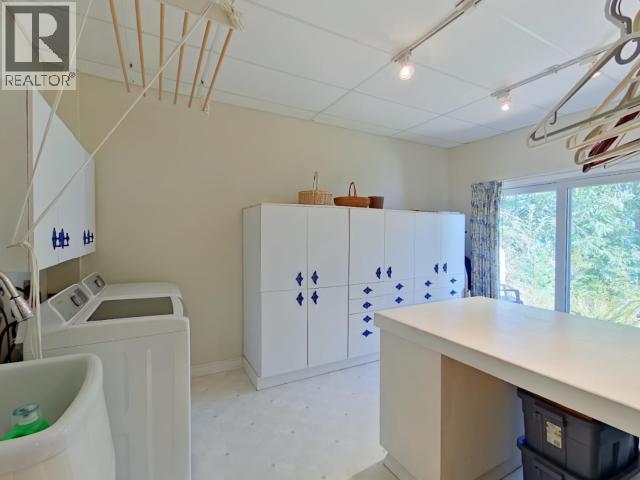 10754 Mariners Way, Powell River, BC - Indoor Photo Showing Laundry Room