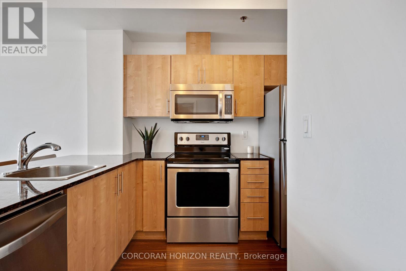 904 - 150 Water Street, Cambridge, ON - Indoor Photo Showing Kitchen With Stainless Steel Kitchen