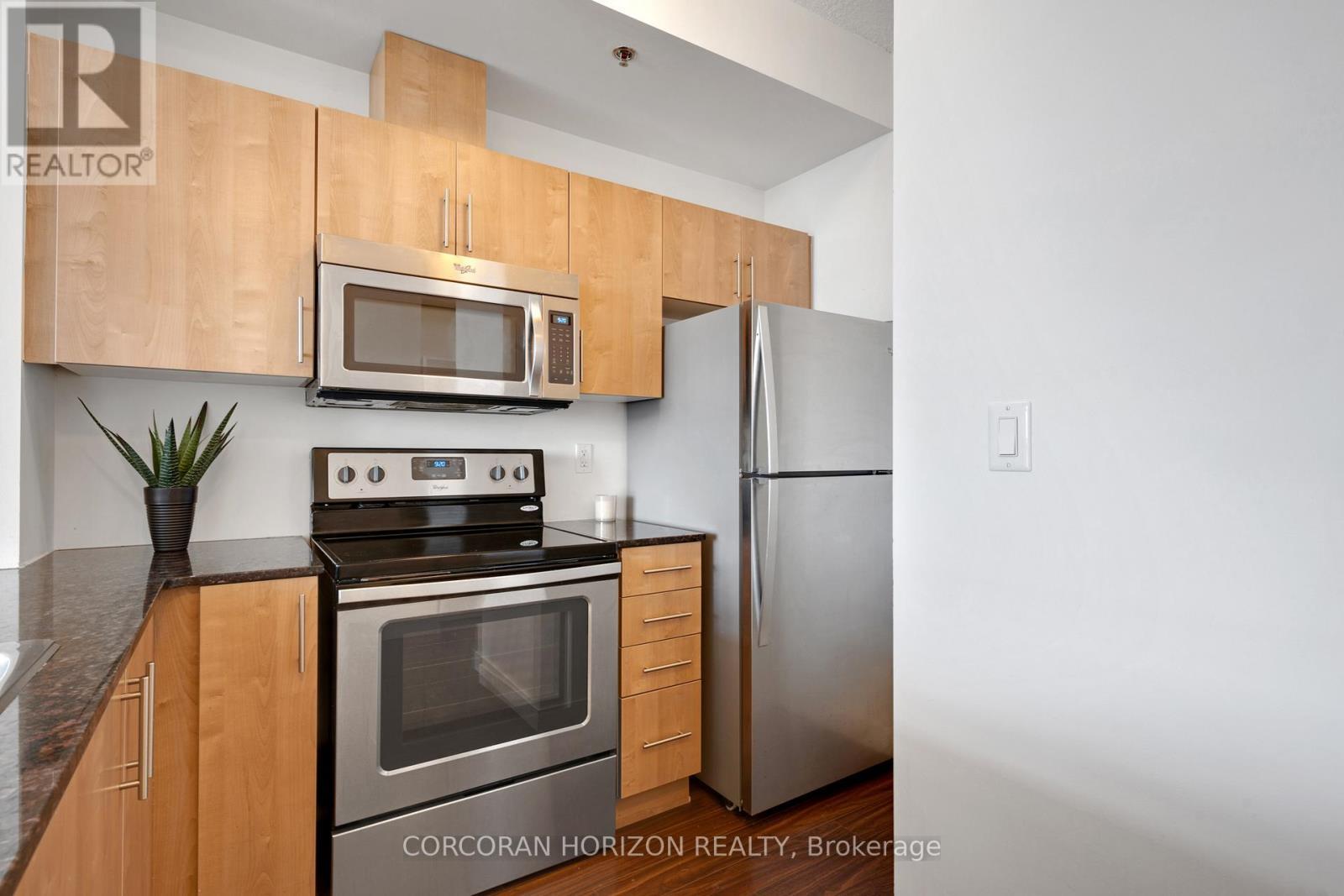 904 - 150 Water Street, Cambridge, ON - Indoor Photo Showing Kitchen With Stainless Steel Kitchen