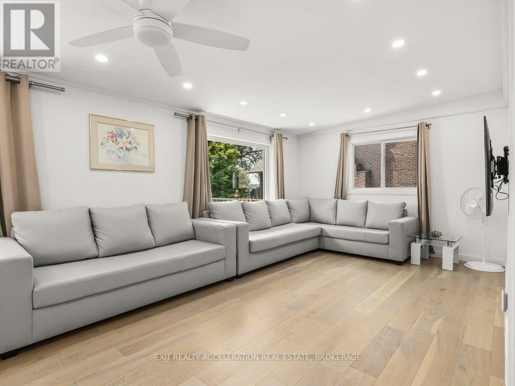 84 Main Street, Deseronto (Deseronto (Town)), ON - Indoor Photo Showing Living Room