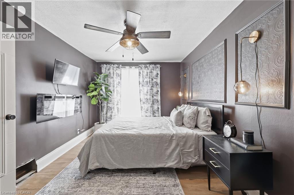 Bedroom featuring wood-finish flooring and a ceiling fan with integrated lighting - 361 Cumberland Avenue, Hamilton, ON - Indoor Photo Showing Bedroom