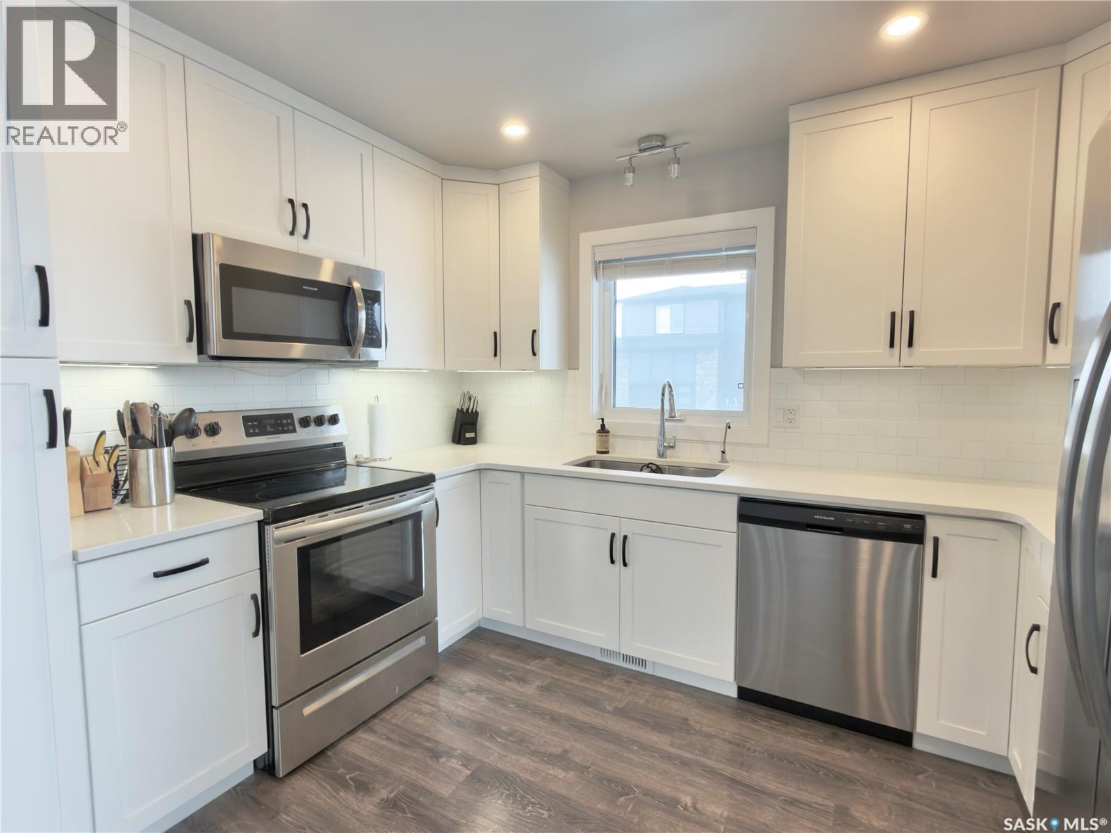 254 Brighton Gate, Saskatoon, SK - Indoor Photo Showing Kitchen