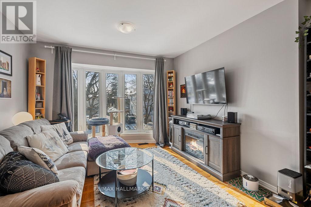 217 Dovercourt Avenue, Ottawa, ON - Indoor Photo Showing Living Room