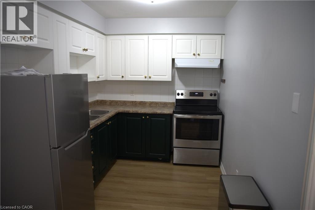 28 Victoria Avenue N Unit# 314, Hamilton, ON - Indoor Photo Showing Kitchen