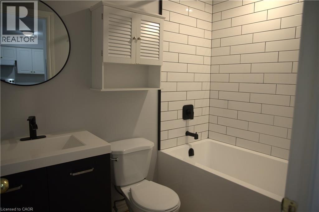 28 Victoria Avenue N Unit# 314, Hamilton, ON - Indoor Photo Showing Bathroom