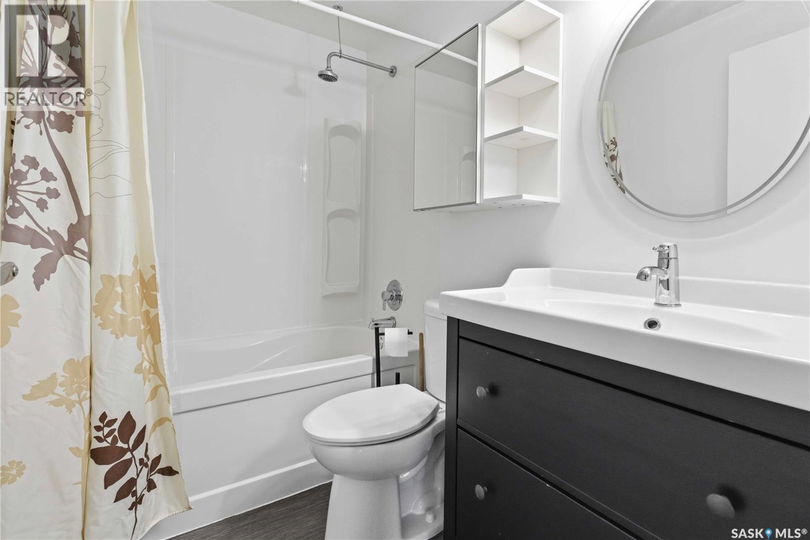 301 415 3Rd Avenue N, Saskatoon, SK - Indoor Photo Showing Bathroom