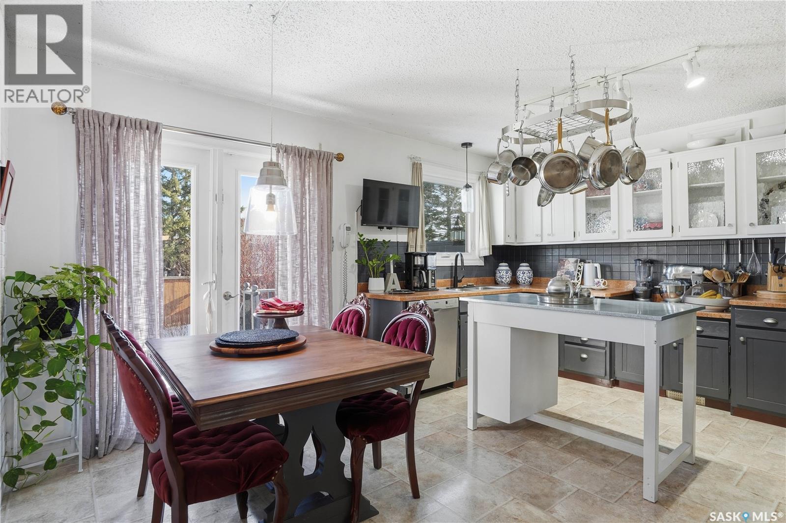 19 Tate Street, Regina, SK - Indoor Photo Showing Dining Room